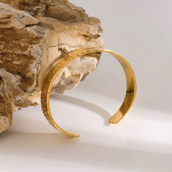 Elegant Gold Textured Bracelet - Picture 4 of 5
